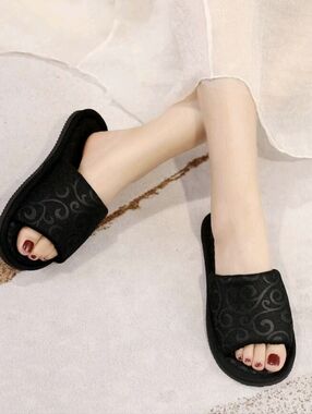 Slippers NEW Sz 9.5-10